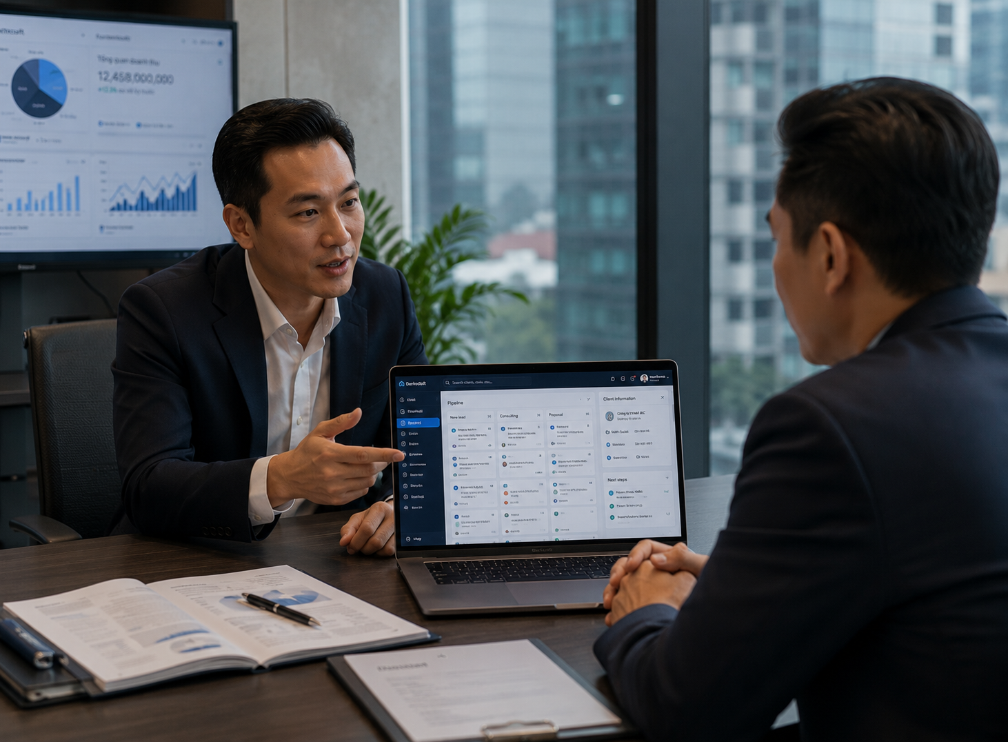 Tư vấn viên sử dụng CRM trong buổi làm việc với khách hàng doanh nghiệp